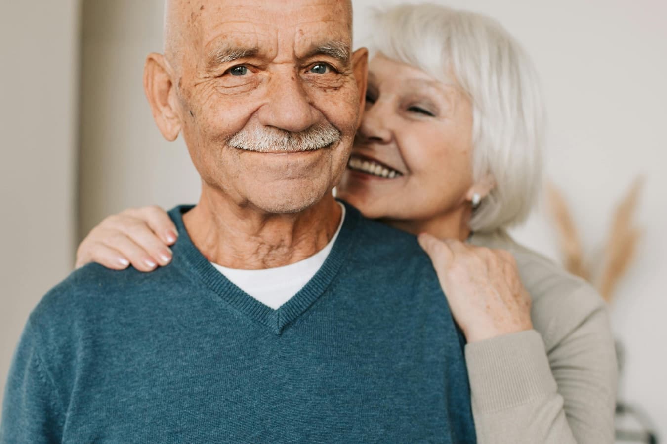 Cómo regularizar a tus padres mayores de 80 años en España (más fácil desde 2024)